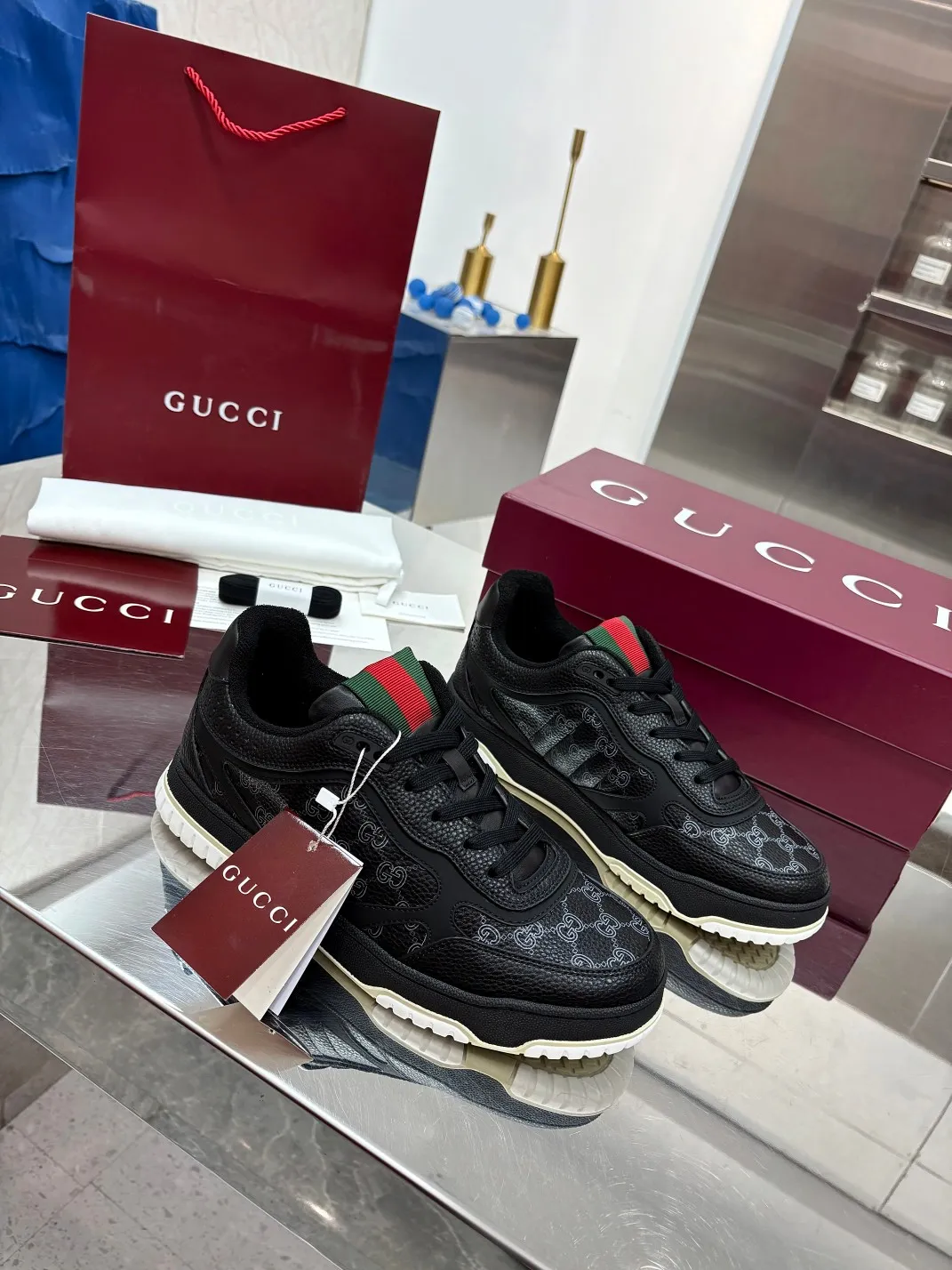 Men's Men's Shoes 💰660 Gucci Gucci's latest hot-selling series of high and low-top distressed couple sneakers are shipped. Original purchase, development and production. This high-low top sneaker adopts a basketball-style silhouette design, cleverly integrated with hollow panels and distressed effects, showing its unique ingenuity. The ingenuity incorporates brand logo details such as interlocking Double G styling accessories and Gucci lettering, a low-key tribute to the brand's design heritage.  ▪️ Fabric: Original customized imported first-layer cowhide ▪️ Lining: Sweat-absorbent and deodorant towel lining ▪️ Sole: Original molded TPU sole ▪️ Sole thickness: 3cm ▪️ Size: Male 39-46 (46 customized)